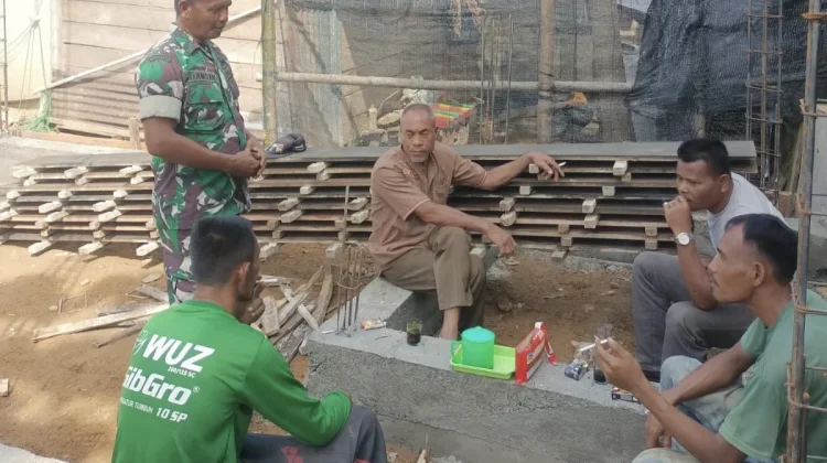 Babinsa Kodim 0110/Abdya Laksanakan Komsos Dengan Masyarakat Binaan