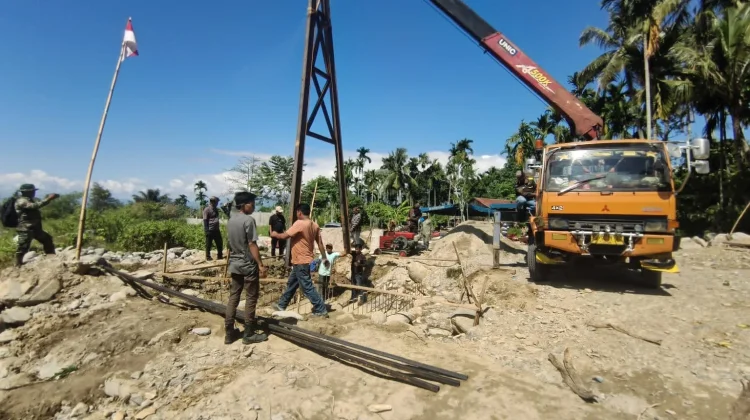 Personel Kodim 0108/Agara Pasang Tiang Pancang Jembatan Gantung Perintis