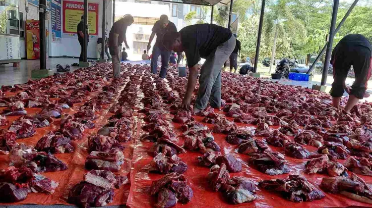 Unmuha Salurkan Ratusan Paket Daging Kurban ke Warga