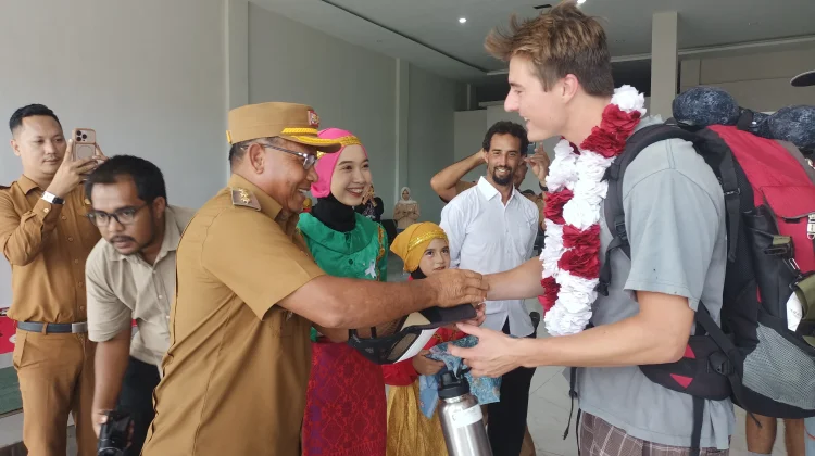 Wakil Bupati Simeulue Sambut Kedatangan 50 Wisatawan Mancanegara