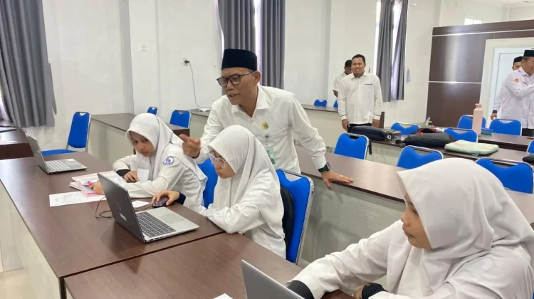 Kakankemenag Aceh Barat Tinjau Ujian Semester di Ruhul Qur’ani