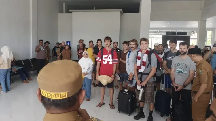 Wabup Simeulue Sambut Kedatangan 50 Wisatawan Mancanegara di Bandara Lasikin