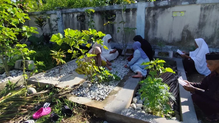 Idul Adha Tak Lepas Dari Ziarah Makam Orang Tua
