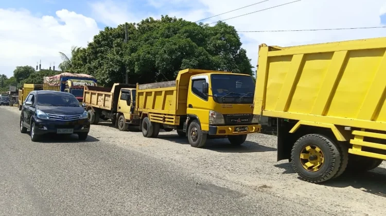Sopir Truk Keluhkan Setiap Hari Harus Antrean Beli BBM Solar