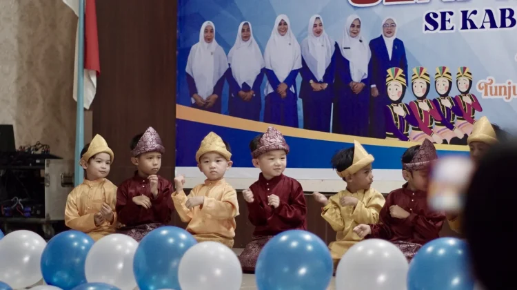 Siswa Keturunan Tionghoa Tampil Memukau Membawakan Tari Saman