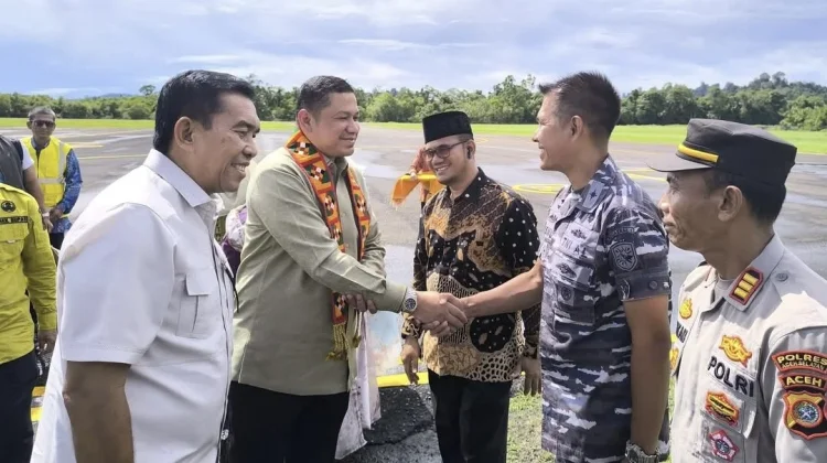 Bupati Simeulue Sambut Kedatangan Kepala BNN Provinsi Aceh di Bandara Lasikin