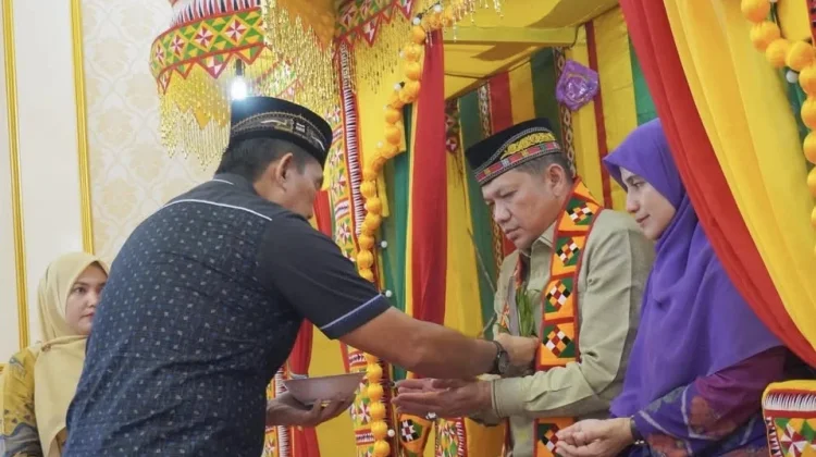 Bupati Simeulue Peusijuek Kepala BNN Aceh Perkuat Sinergi P4GN
