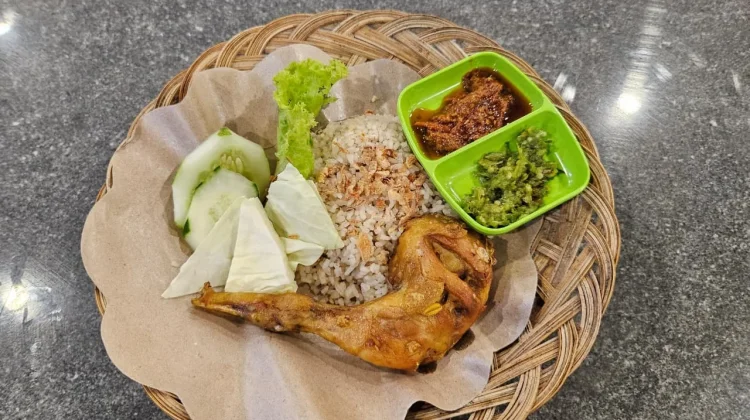 Mengugah Selera  Nasi Uduk Ayam Goreng Sambal Pedas