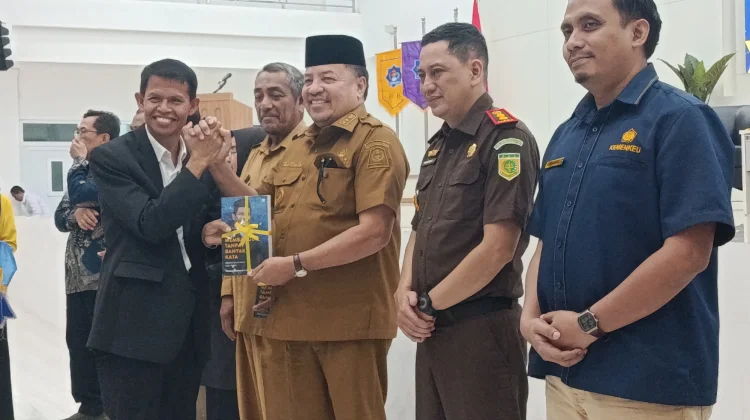 Rektor UTU Meulaboh Gelar Bedah Buku  Bersama Stekholder