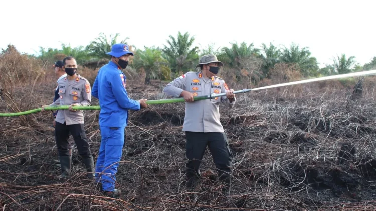 Kapolres Aceh Barat Pimpin Pemadaman Lanjutan Kebakaran Lahan Gambut