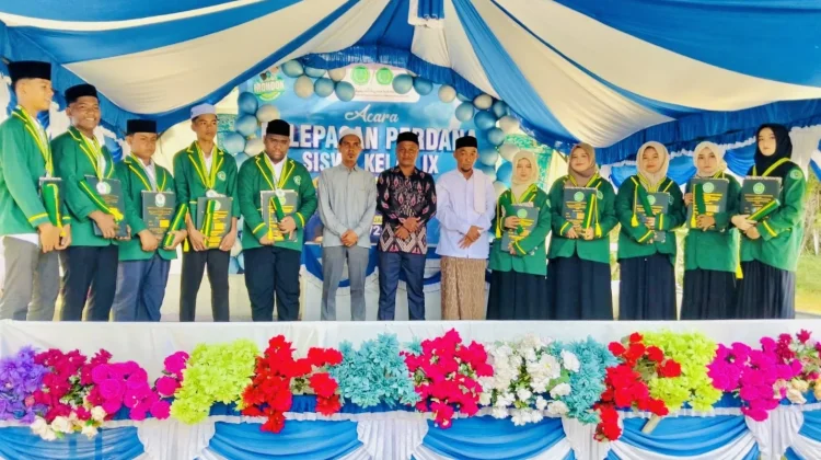 SMP Madinatuddiniyah Babussalam Lepas Alumni Perdana