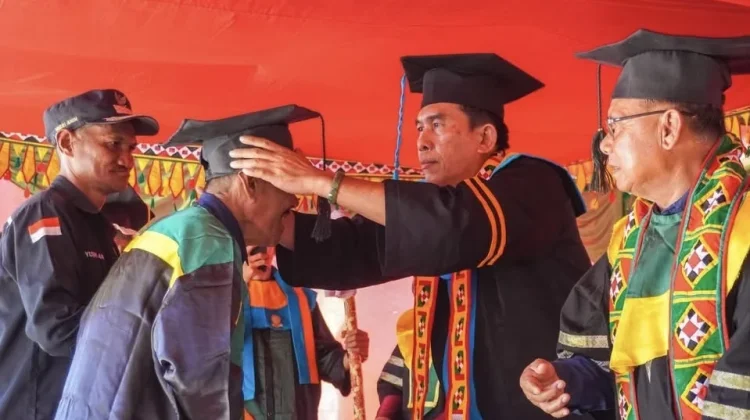 Bupati Simeulue Wisuda 57 Lansia dan Luncurkan Program GEMPITA