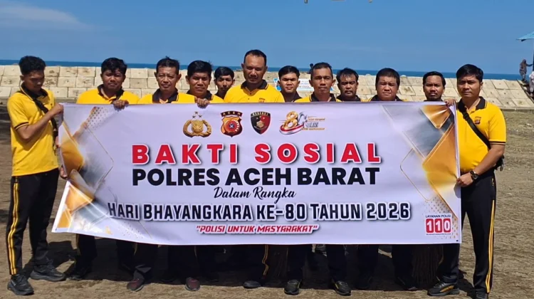 Saat Tangan-Tangan Reserse Baksos Memungut Sampah di Pantai dan Sekolah