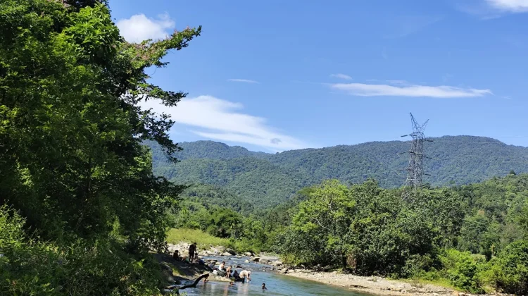 Warga Manfaatkan Aliran Sungai Jernih untuk Mencuci Baju
