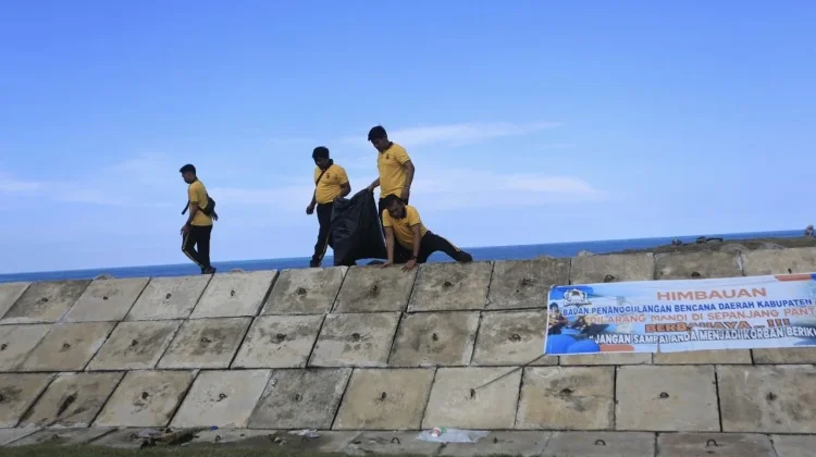 Sambut HUT Bhayangkara, Satreskrim Polres Aceh Barat Bersih Pantai