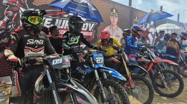 Ribuan Warga Saksikan Kejurprov Grasstrack Motocross Piala Kapolres Nagan Raya