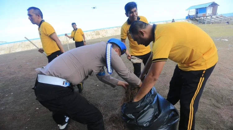 Satreskrim Polres Aceh Barat Gelar Bakti Sosial Bersih Pantai dan Gotong Royong