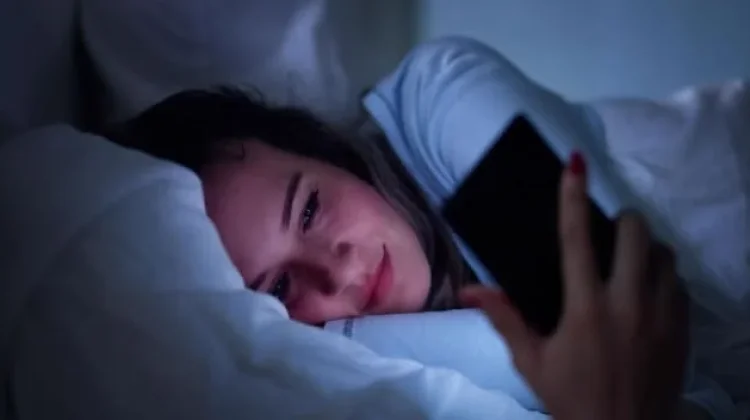 SScroll TikTok sebelum Tidur, Apa Dampaknya bagi Kualitas Istirahat