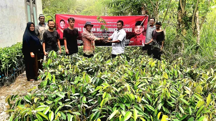 Jamaluddin Idham Bagikan 7.500 bibit, Genjot Ekonomi Hijau Petani Aceh