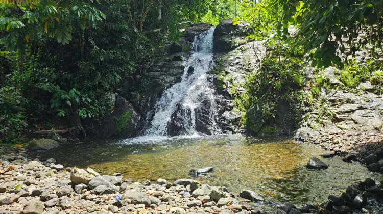 Air Terjun Sabet Wisata Keluarga di Aceh Jaya