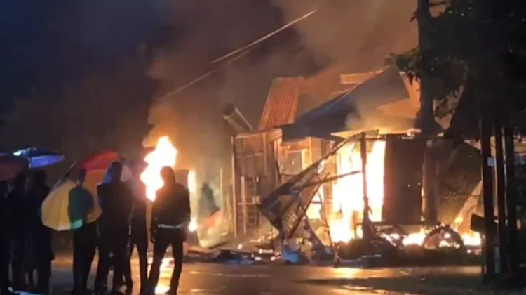 Kebakaran Hanguskan Toko Kelontong di Samatiga, BPBD Kerahkan Tiga Armada Damkar