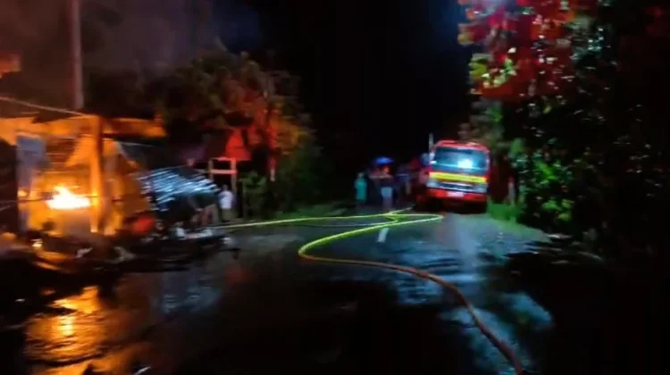 Diduga Korsleting Listrik, Kios Kelontong dan Rumah Warga  Ludes Terbakar