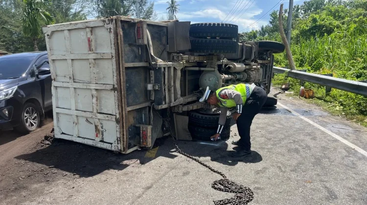 Dump Truck Terbalik di Jalur Meulaboh–Banda Aceh