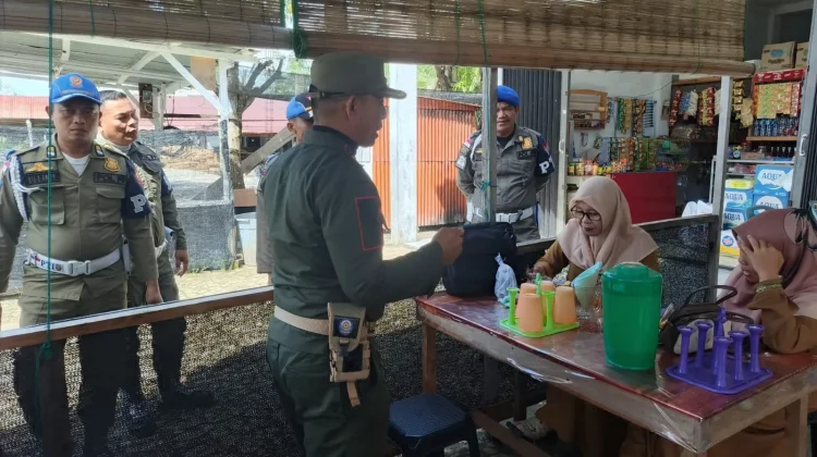 Tegakkan Disiplin Satpol PP Aceh Singkil Razia ASN di Warung Kopi