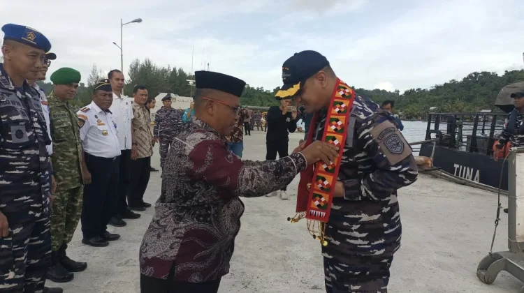 Staf Ahli Bupati Simeulue Sambut KRI Tuna 876 di Sinabang