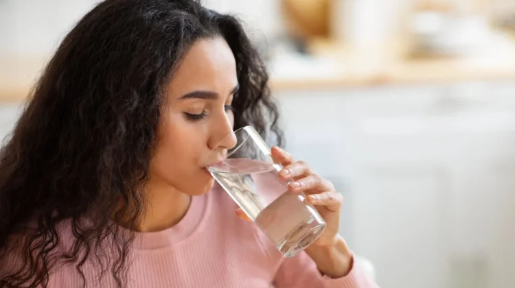 Manfaat Minum Air Putih saat Bangun Tidur untuk Menjaga Kesehatan Tubuh