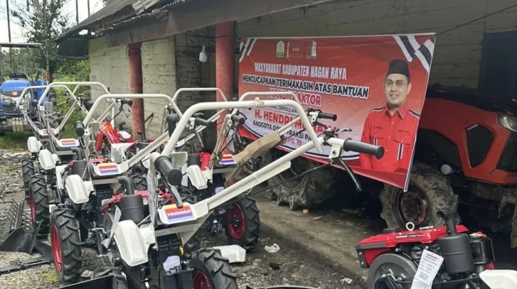 Hendri Muliana Salurkan Hand Traktor untuk Warga Korban Konflik Nagan Raya