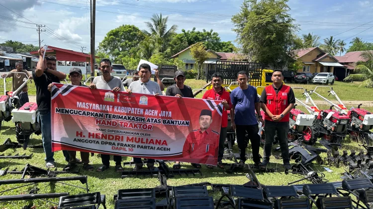 Hendri Muliana Hadirkan Bantuan Hand Traktor untuk Masyarakat Korban Konflik
