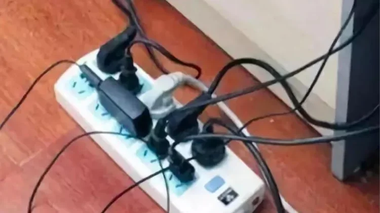 Pencegahan Kebakaran Akibat Penggunaan Charger dan Stop Kontak Berlebih