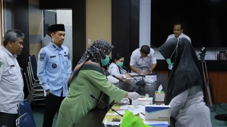 Peserta Seleksi JPT Pratama Aceh Barat Jalani Tes Urine