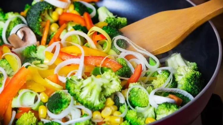 Cara Memasak Sayur yang Tepat agar Nutrisi Tidak Hilang