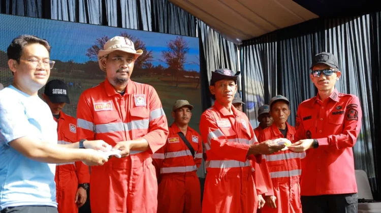 Bupati Lantik "Pasukan Merah" Tangani Sampah di Aceh Barat
