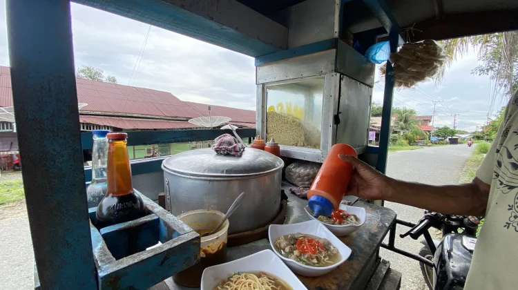 Bakso Gerobak Keliling Tetap Bertahan, Harga Semangkuk Hanya Rp8.000