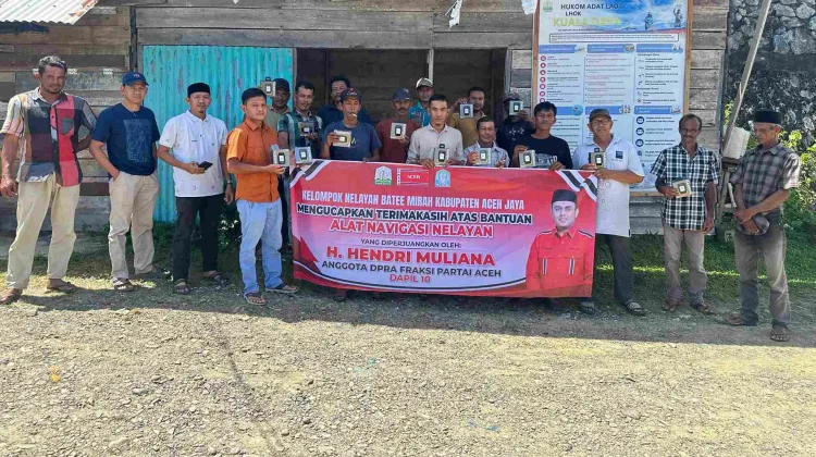 Hendri Muliana Salurkan Alat GPS Garmin untuk Nelayan Aceh Jaya
