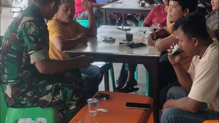 Babinsa Laksanakan Komsos Bersama Warga di Warung Kopi