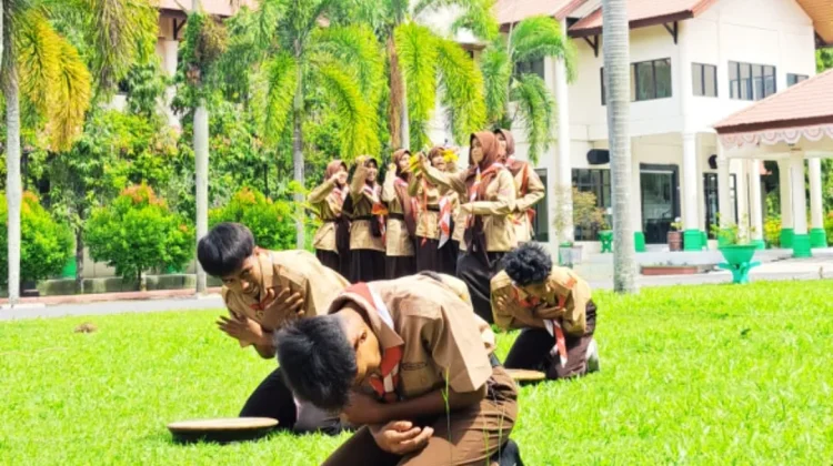 Tim Kwarda Aceh Tinjau Latihan Kesenian Rapai Geleng Kontingen Pramuka Meulaboh