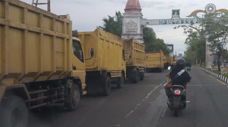 Mobil Antrian BBM dijembatan besi meureubo kembali ngantri minyak