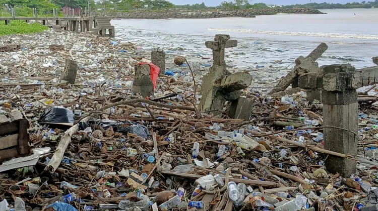Tumpukan Sampah Penuhi Pesisir Pantai Pasar Aceh