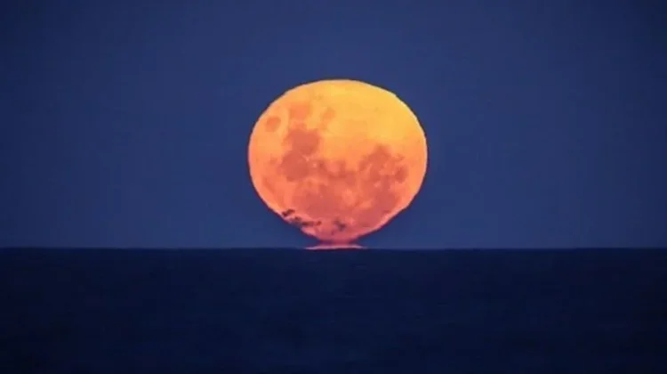 Fenomena Strawberry Moon Hiasi Langit Malam