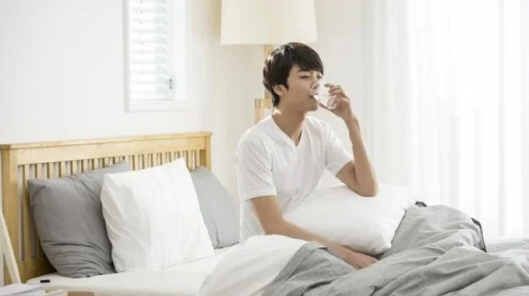 Mengapa Minum Air Putih setelah Bangun Tidur Baik untuk Tubuh?
