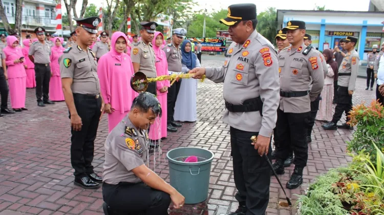 puluhan personil polres Aceh barat naik pangkat