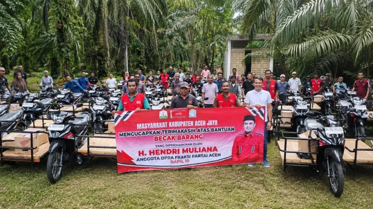 Bantu Bangkitkan Ekonomi Warga, Hendri Muliana Salurkan 30 Becak Barang