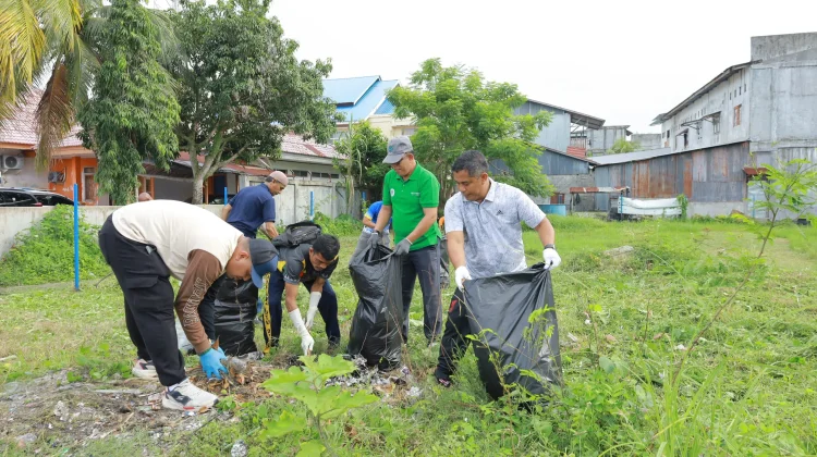 Warga dan ASN Gotong Royong Bersihkan Lapangan Teuku Umar