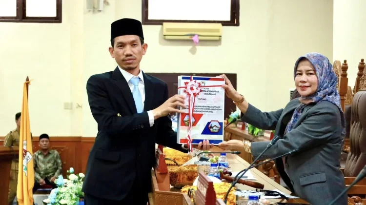 Bupati Aceh Barat Serahkan Raqan Pertanggungjawaban APBK 2025 ke DPRK