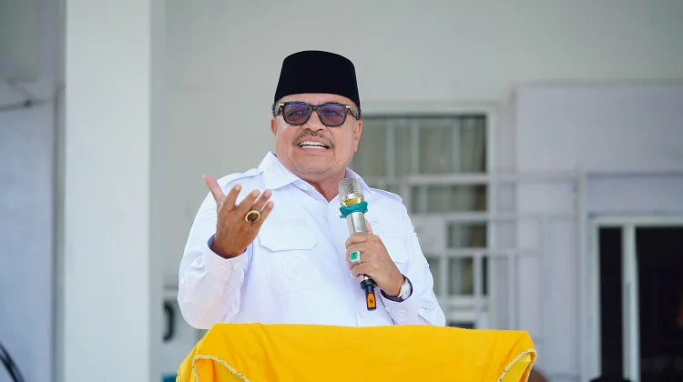 Bupati TRK Himbau Antar Anak pada Hari Perdana Sekolah