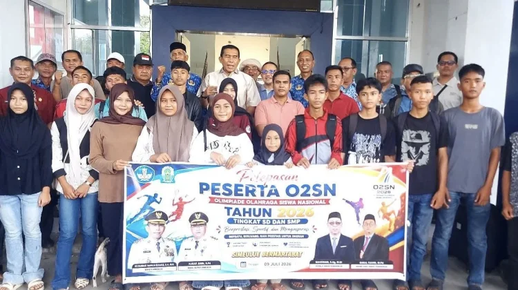 Bupati Monas Lepas Kontingen O2SN Simeulue ke Tingkat Provinsi